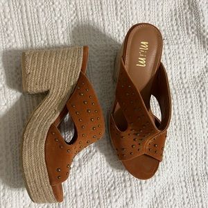 BOUTIQUE PLATFORM HEELS WORN ONCE